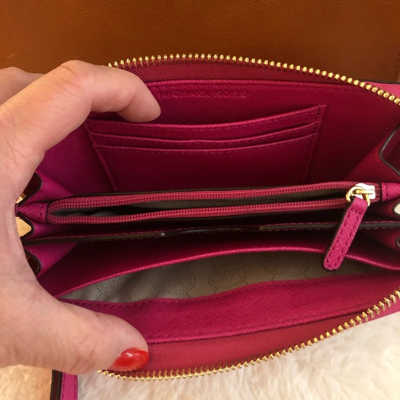 SALE🌼Michael Kors Zip Wallet Fuschia💥 - Picture 10 of 11